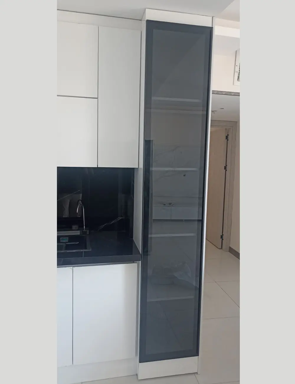 اجرای ویترین دکوفیکس برای کابینت آشپزخانه
